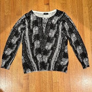 Beautiful Black and White Patterned Sweater Size Large